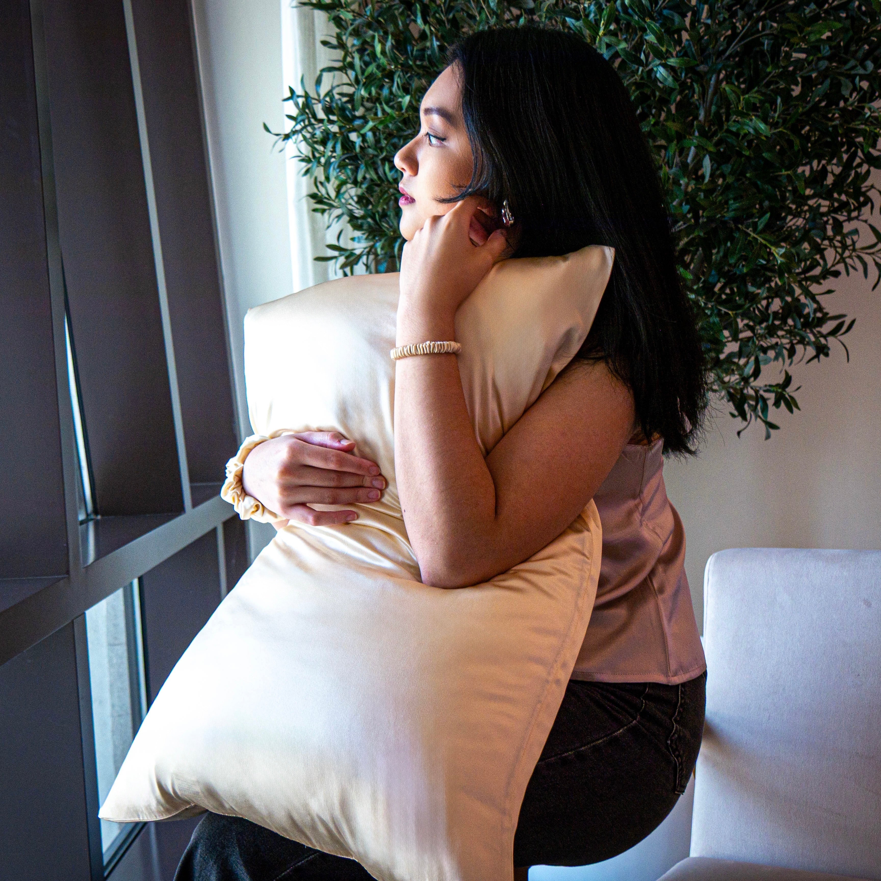 The Allure of Silk Pillowcases: Pampering Your Hair and Skin in Dubai, UAE